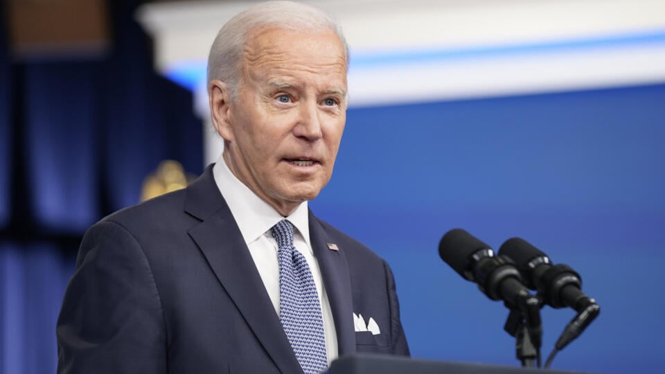 KK16 Washington - Americký prezident Joe Biden odpovedá na otázky o ekonomike 12. decembra 2023 vo Washingtone. V súkromnom dome amerického prezidenta Joea Bidena vo Wilmingtone v štáte Delaware sa našli tajné dokumenty pochádzajúce z čias, keď bol viceprezidentom v administratíve Baracka Obamu. FOTO TASR/AP
President Joe Biden responds to reporters questions after speaking about the economy in the South Court Auditorium in the Eisenhower Executive Office Building on the White House Campus, Thur