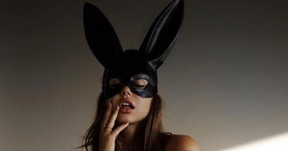 Зайцева маска. Девушка в маске зайца. Маска зайца кожаная. Девушка в маске кролика. Взрослая маска зайчика.