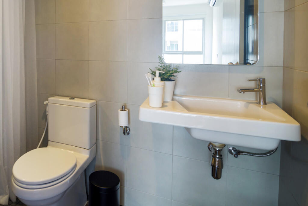 Spojená kúpeľňa a WC.