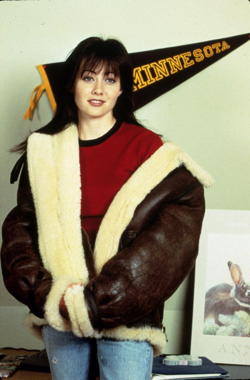 Fotografia zo začiatku deväťdesiatych rokov, keď sa seriál Beverly Hills 902 10 začal nakrúcať.