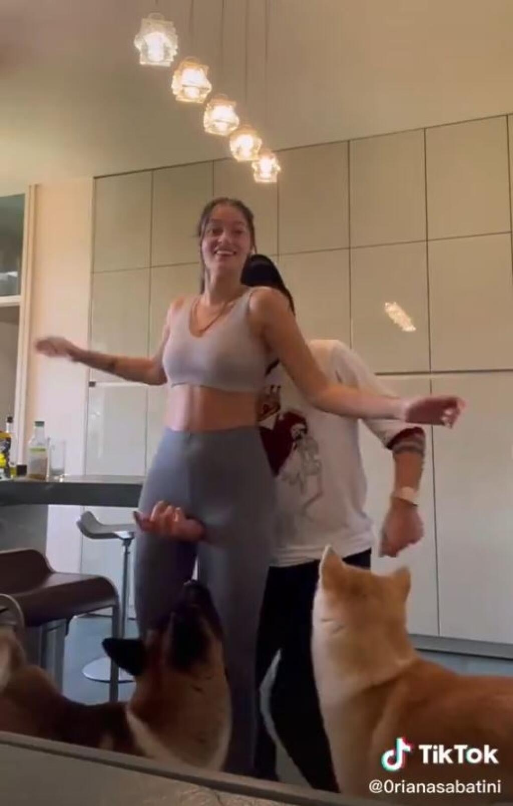 Mala to byť nevinná zábava, no TikTok Dybalovi s frajerkou tieto zábery vymazal. Futbalistovu ruku v rozkroku Oriany administrátori vyhodnotili ako nevhodnú a video zablokovali. Napriek tomu už stihlo obletieť internet.