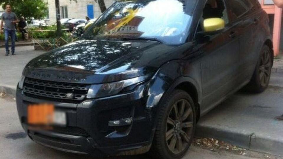 Range Rover Evoque s rozbitým oknom na strane