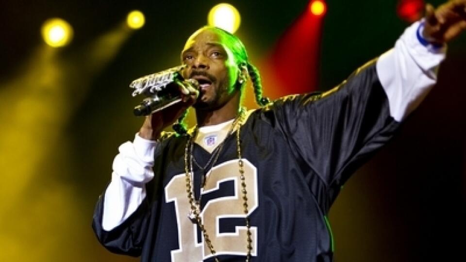Amerického rappera Snoop Dogga cez víkend zadržali, pretože policajný pes v jeho tourbuse objavil marihuanu.