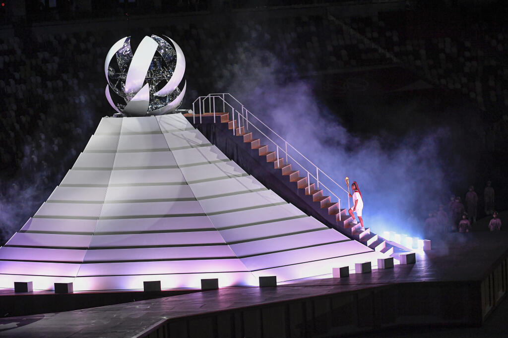 Japonská tenistka Naomi Osaková zapaľuje olympijský oheň počas otváracieho ceremoniálu na XXXII. letných olympijských hrách v Tokiu.