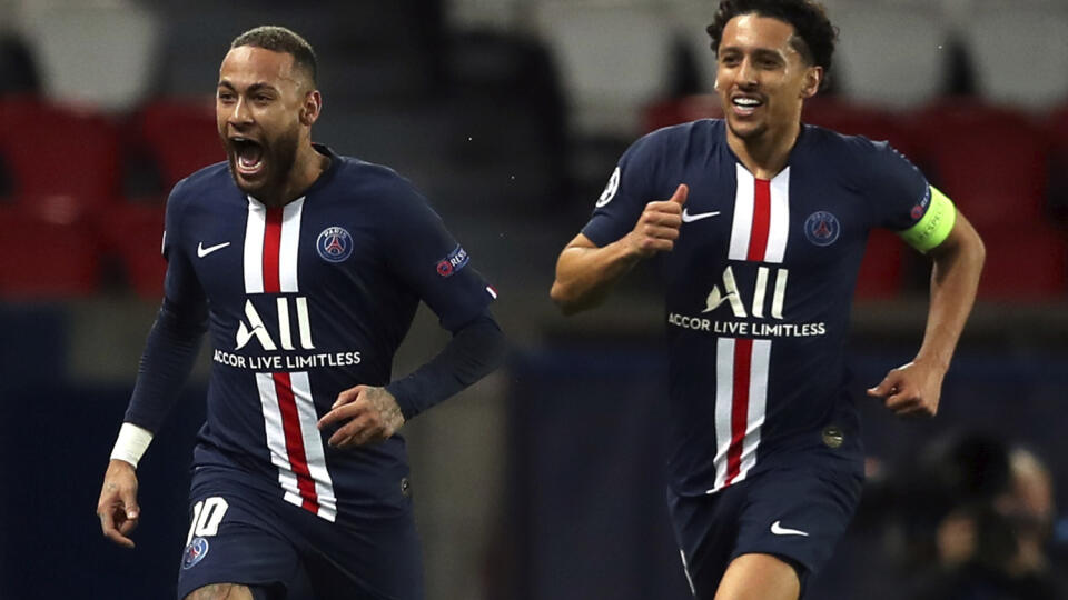 EBE 39 Paríž - Na snímke zľava brazílsky útočník PSG Neymar oslavuje svoj úvodný gól, vpravo jeho spoluhráč v obrane a krajan Marquinhos v odvete osemfinále futbalovej Ligy majstrov Paríž St. Germain - Borussia Dortmund v Paríži 11. marca 2020. FOTO TASR/AP
Paris Saint Germain's Neymar, left, celebrates with teammate Marquinhos after scoring his side's first goal during the Champions League round of 16 second leg soccer match between PSG and Borussia Dortmund, Wednesday March 11, 2020 in Paris.