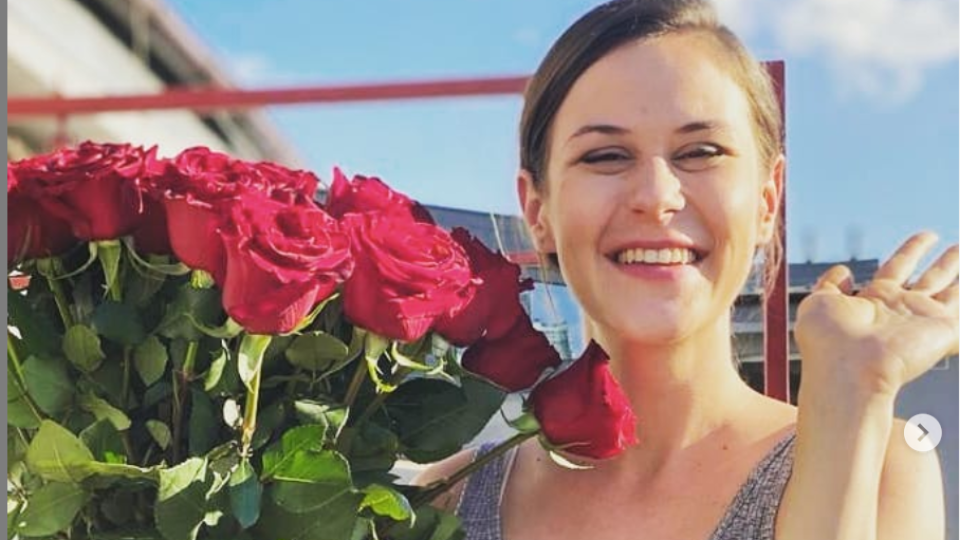 Anička sa práve v týchto dňoch rozlúčila so svojimi kolegami zo seriálu, aby sa pripravila na najdôležitejšiu životnú rolu. Rolu matky! Svojim kolegom a zároveň kamarátom poslala takýto odkaz… „Túto krásnu kytku som dostala od kolegovcov z Oteckovcov!! ktorým zároveň ďakujem za spoločnosť na pľacoch, trpezlivosť 🤪 a príležitosť spoznať všetkých vás.
Pozdravujem decká😎 a najmä všetkých fanouškov! ❤💃“