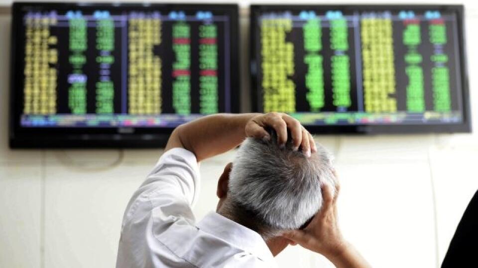 EBE 6 Čching-tao - Čínske akciové trhy dnes pokračujú v poklese, aj keď jeho rozsah už nie je taký dramatický ako v pondelok 24. augusta, keď hlavný index šanghajskej burzy stratil okolo 8,5 %. Investori sa však ďalej zbavujú akcií potom, čo vláda ani po