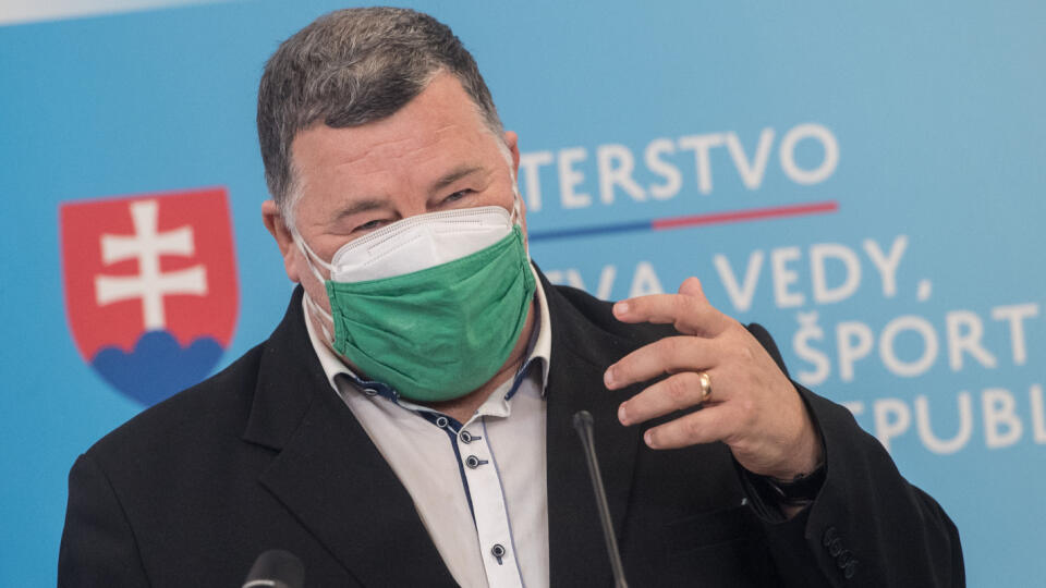 Od budúceho pondelka (19. 4.) sa majú na Slovensku otvoriť ôsme a deviate ročníky základných škôl (ZŠ) okrem tých, ktoré sú v tzv. čiernych okresoch. Na snímke epidemiólog Vladimír Krčméry počas tlačovej konferencie v Bratislave v pondelok 12. apríla 2021. FOTO TASR - Martin Baumann
