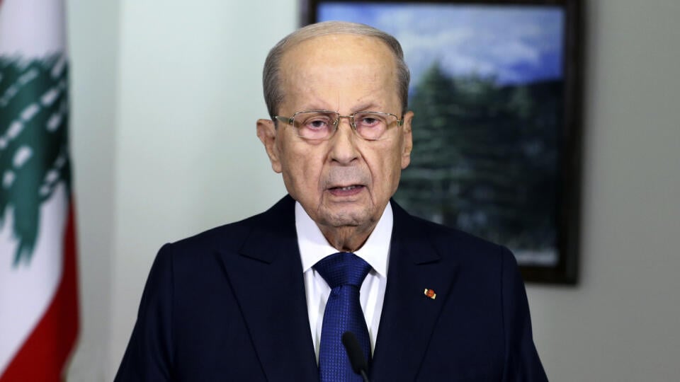 KK11 Bejrút - Na snímke libanonský prezident Michel Aún hovorí 13. októbra 2022 v Bejrúte. Libanon vo štvrtok schválil dohodu s Izraelom o urovnaní sporu okolo námornej hranice, ktorú sprostredkovali Spojené štáty. Oznámil to prezident krajiny Michel Aún. FOTO TASR/AP
In this photo released by Lebanon's official government photographer Dalati Nohra, Lebanese president Michel Aoun addresses a speech on the maritime border agreement between Lebanon and Israel in the presidential palace, in Baabda,