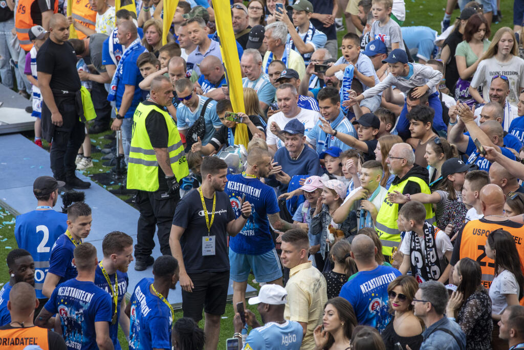 Na snímke futbalisti Slovana Bratislava , ktorý oslavujú zisk 4. titulu Fortuna ligy za sebou.