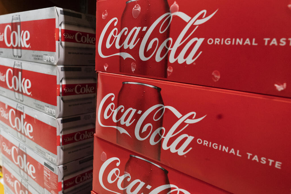 KK40 New York - Na archívnej snímke z 5. apríla 2021 prepravky Coca-Coly v supermarkete v New Yorku. Americká nápojová spoločnosť Coca-Cola oznámila za 1. kvartál 2021 rast tržieb, keď po postupnom otváraní reštaurácií a kín sa začal zvyšovať dopyt po nealkoholických nápojoch. Čistý zisk mierne klesol, upravený zisk sa však zvýšil a podobne ako pri tržbách prekonal očakávania. FOTO TASR/AP
FILE - In this Monday, April 5, 2021 file photo, cases of Coca-Cola are displayed in a supermarket, in New 
