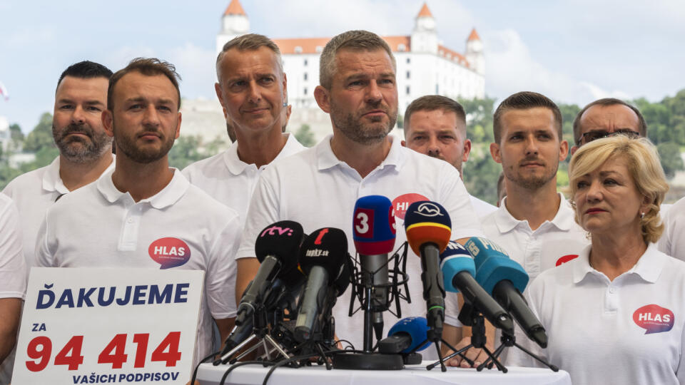 Na snímke poslanci NR SR Matúš Šutaj Eštok (druhý zľava), Richard Raši (tretí zľava), podpredseda Národnej rady SR Peter Pellegini (štvrtý zľava) a poslankyňa NR SR Ľubica Laššáková (prvá sprava) počas tlačovej konferencie strany Hlas - sociálna demokracia k odovzdaniu podpisov potrebných na registráciu strany na Ministerstve vnútra SR v Bratislave 14. augusta 2020. FOTO TASR - Jaroslav Novák