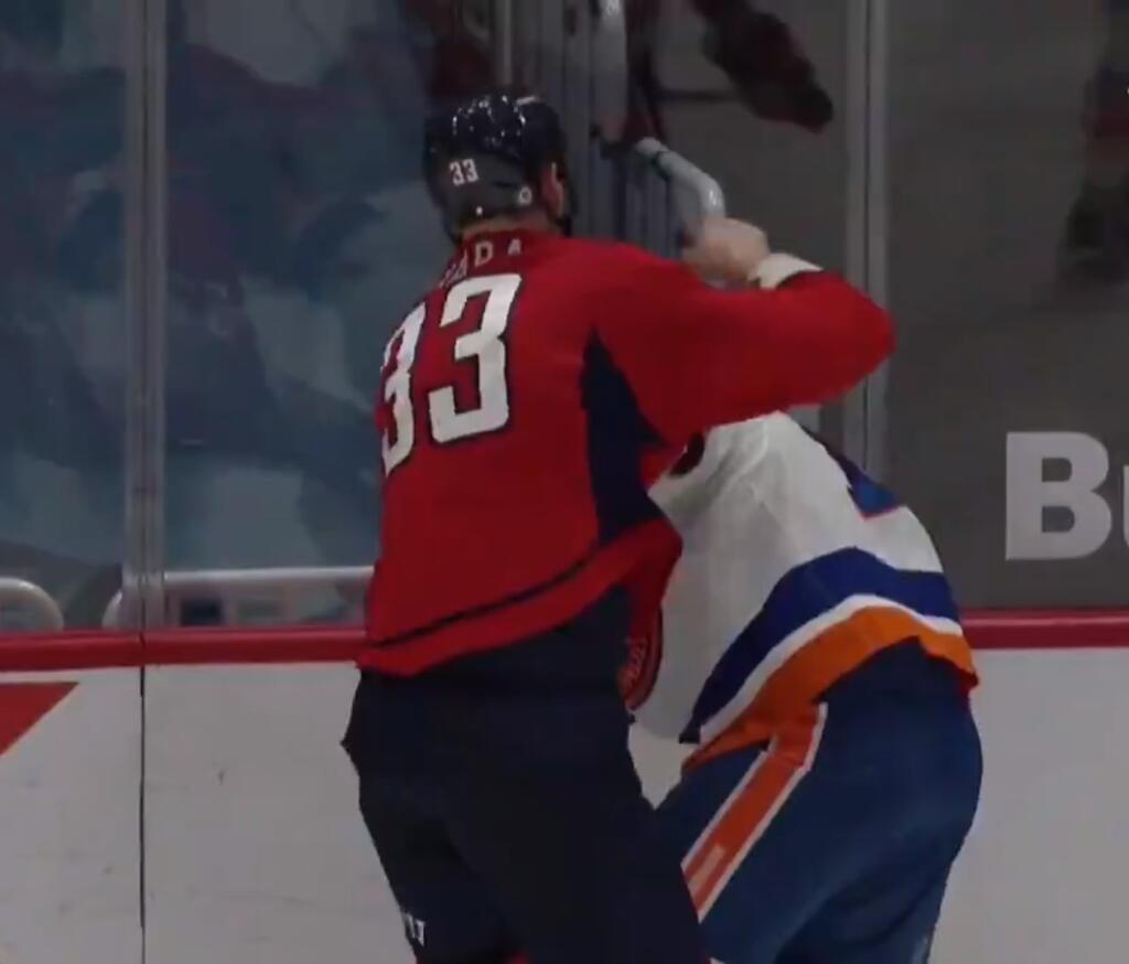 Chára obrancovi NY Islanders nedal najmenšiu šancu.
