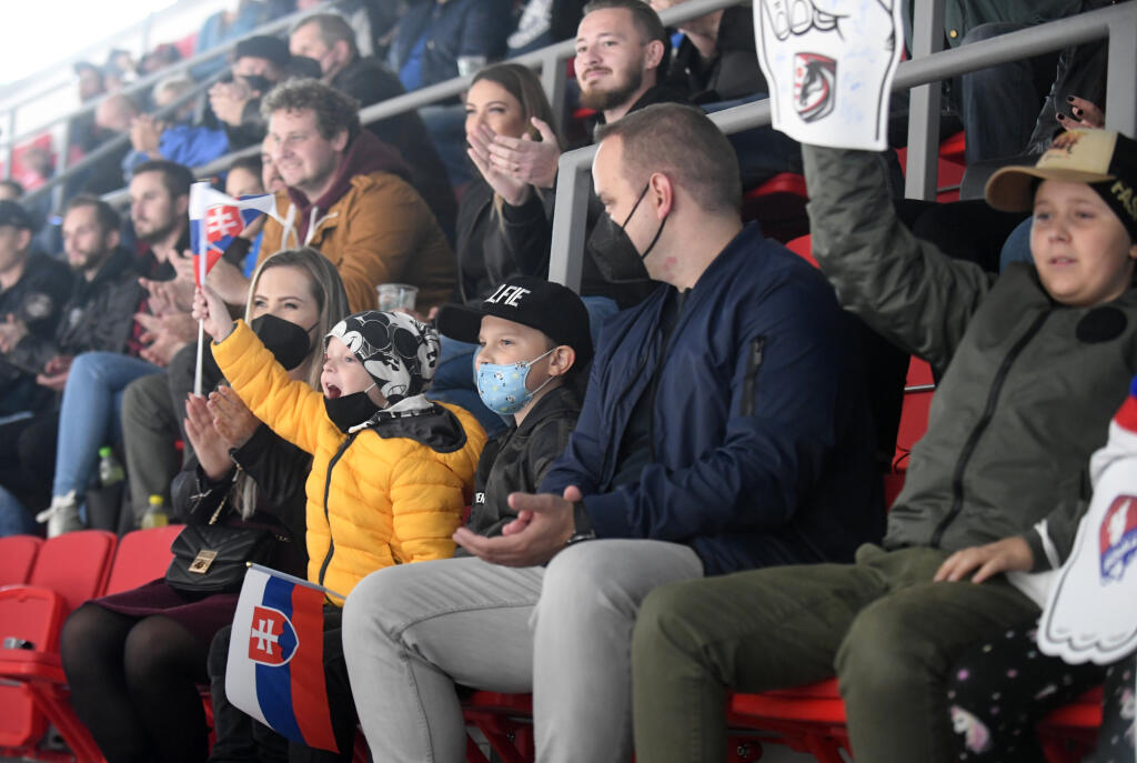 Na snímke diváci na štadióne v 1. kole hokejovej Tipos extraligy HC Grotto Prešov - HC ‘05 Banská Bystrica v Prešove 24. septembra 2021. FOTO TASR – František Iván