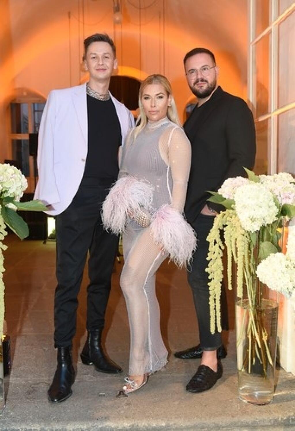 Bývalá tenistka Dominika Cibulková sa na záhradnej párty v Prahe zvečnila aj v spoločnosti známych osobností.