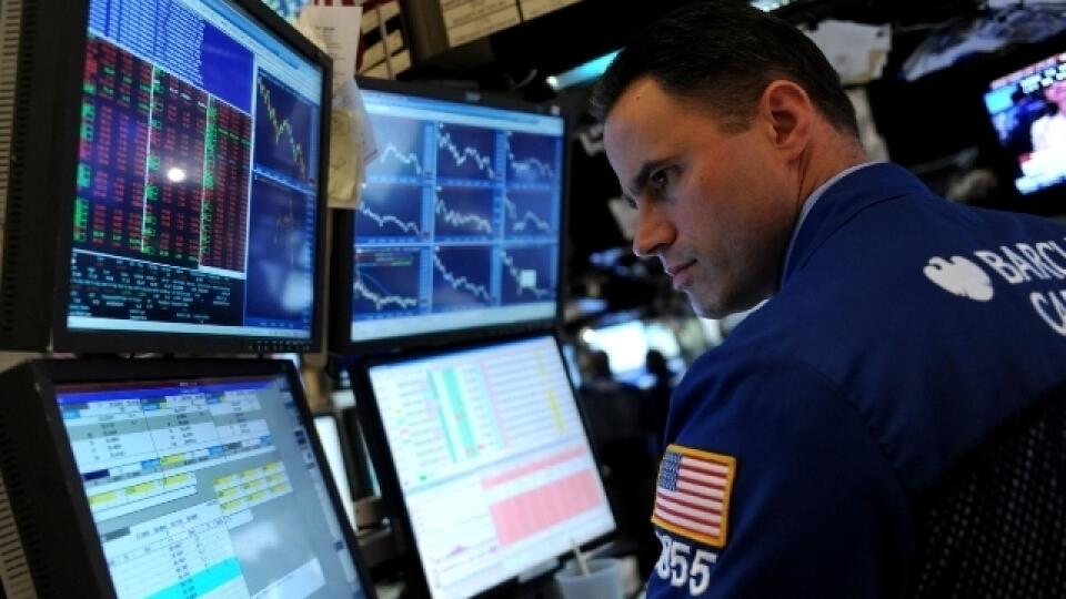 Obchodník na burze New York Stock Exchange. Predaj na Wall Street sa vo štvrtok zrýchlil.
