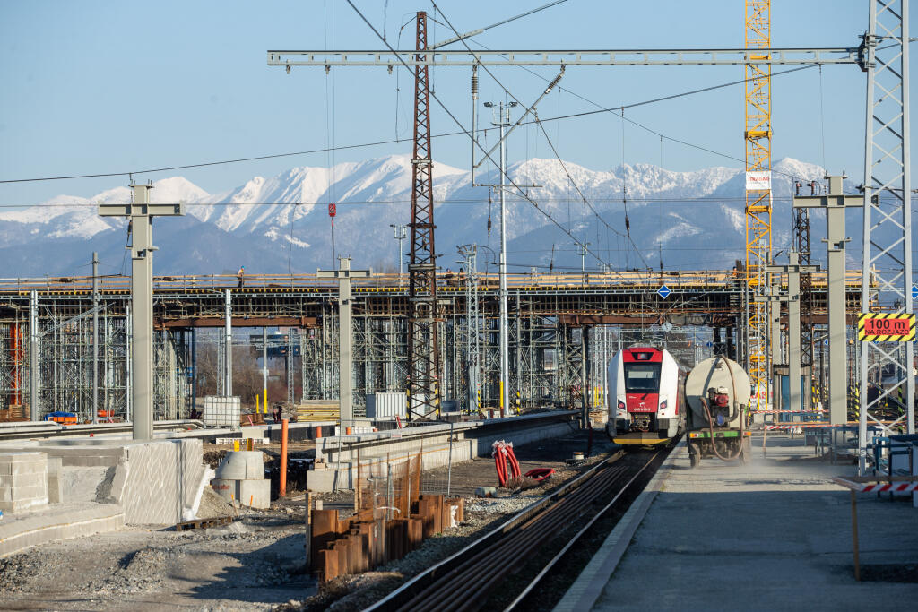 Na snímke stavebné práce v okolí železničnej stanice v Žiline počas projektu modernizácie železničného uzla v Žiline v stredu 8. marca 2023. FOTO TASR - Daniel Stehlík