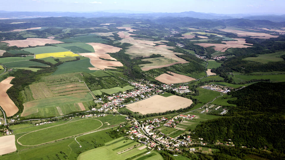 Rozľahlú obec tvoria štyri časti a dve osady.