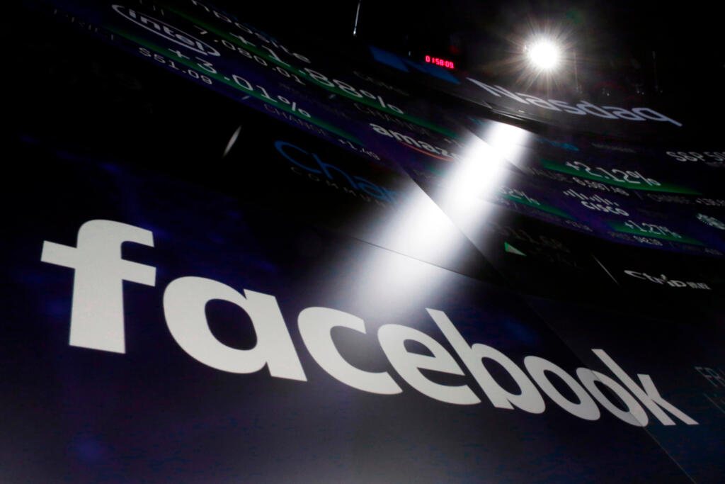 JB 13 Archív - Na archívnej snímke z 29. marca 2018 logo Facebooku na obrazovkách na trhovom mieste Nasdaq na Times Square v New Yorku. Americká firma Meta Platforms, materská spoločnosť Facebooku, v  stredu 9. novembra 2022 oznámila zrušenie 11.000 pracovných miest. Zredukovanie tímu o približne 13 percent oznámil generálny riaditeľ Mark Zuckerberg vo vyhlásení adresovanom zamestnancom, uviedla agentúra AP. FOTO TASR/AP

FILE- In this March 29, 2018, file photo, the logo for Facebook appears on