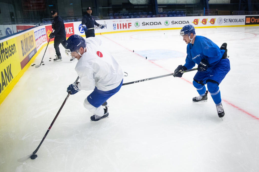 Na snímke Libor Hudáček a Dávid Bondra počas tréningu slovenskej hokejovej reprezentácie pred zápasom A skupiny Majstrovstiev sveta v ľadovom hokeji proti Kanade.