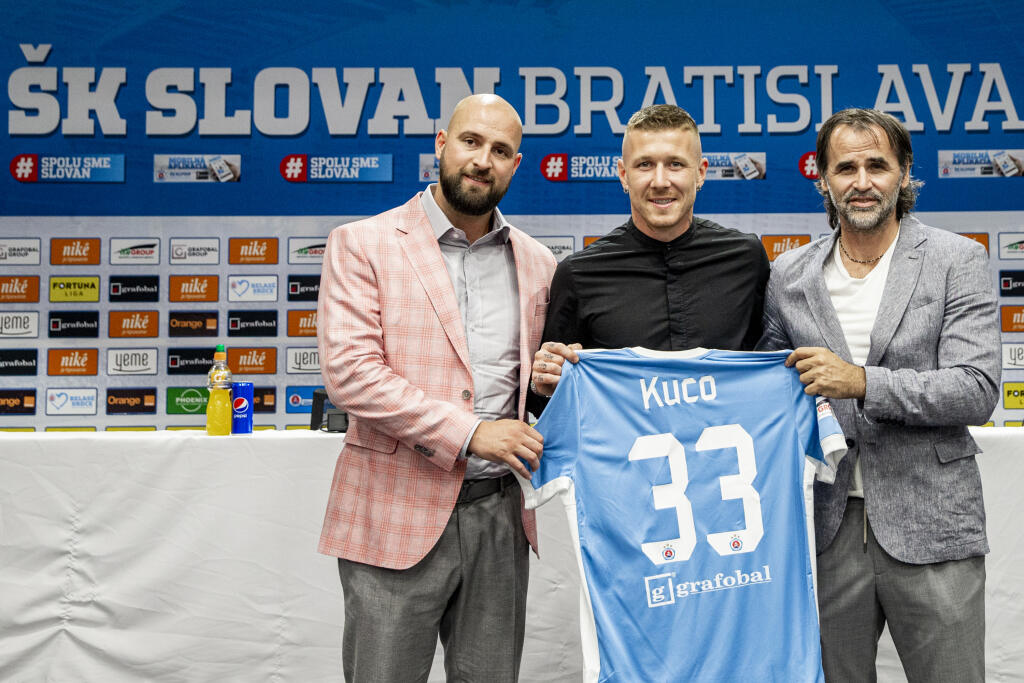 Juraj Kucka si, samozrejme, zapózoval s dresom Slovana.