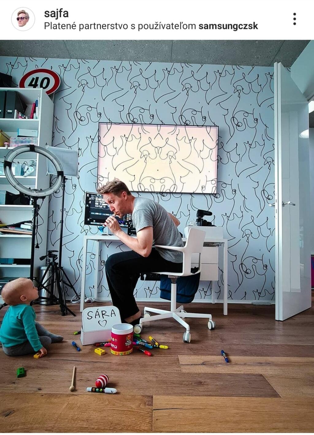 Pracovňa, v ktorej Sajfa strihá svoje videá.