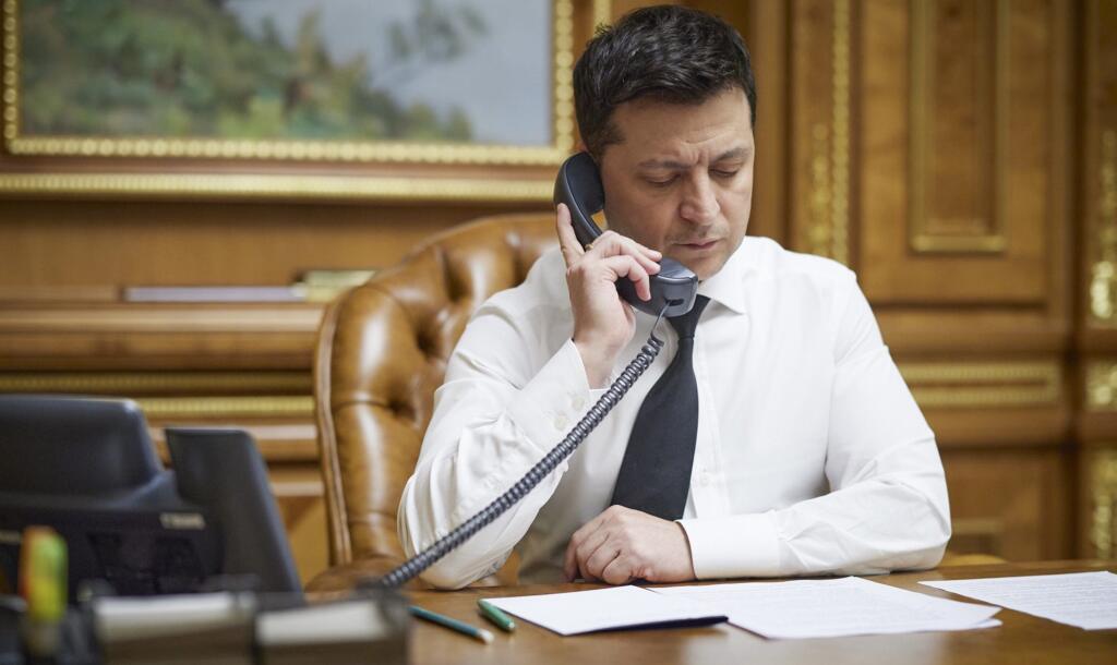 KK17 Kyjev - Na snímke ukrajinský prezident Volodymyr Zelenskyj telefonuje s americkým prezidentom Joeom Bidenom vo svojej pracovni v Kyjeve 9. decembra 2021. FOTO TASR/AP
Ukrainian President Volodymyr Zelenskyy speaks with U.S. President Joe Biden over the telephone in his office in Kyiv, Ukraine, Thursday, Dec. 9, 2021. (Ukrainian Presidential Press Office via AP)
