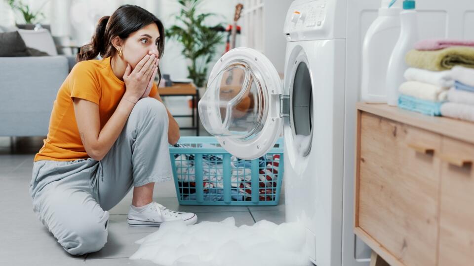 Woman,Checking,Her,Damaged,Washing,Machine,,The,Floor,Is,Flooded