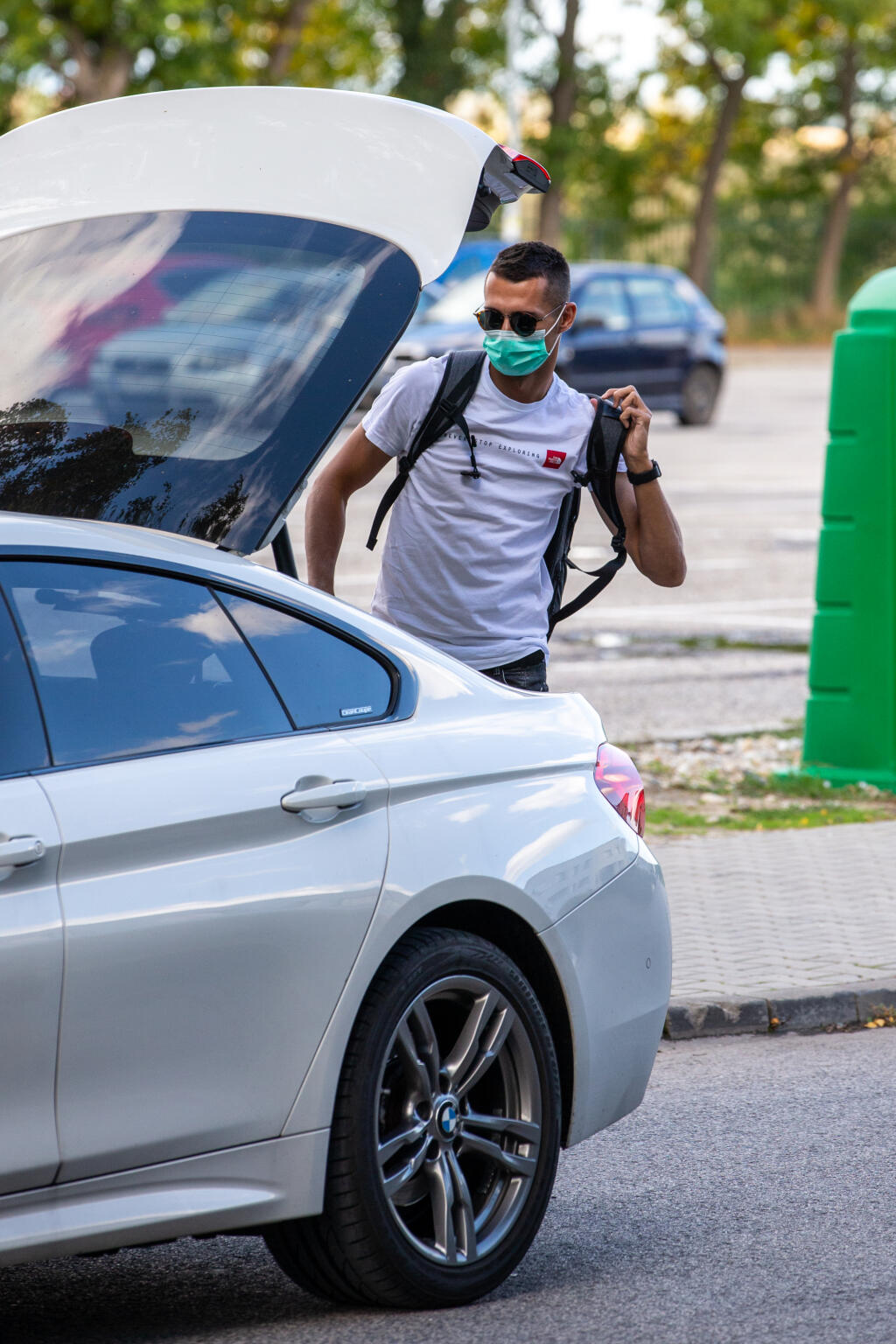 Útočník Slavie Ivan Schranz sa vozí na bielom BMW.
