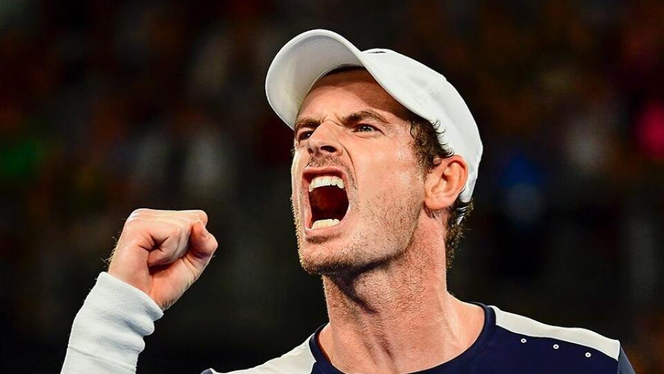 Britský tenista Andy Murray podstúpil ďalší chirurgický zákrok, pri ktorom mu do bedrového kĺbu voperovali kovový implantát.