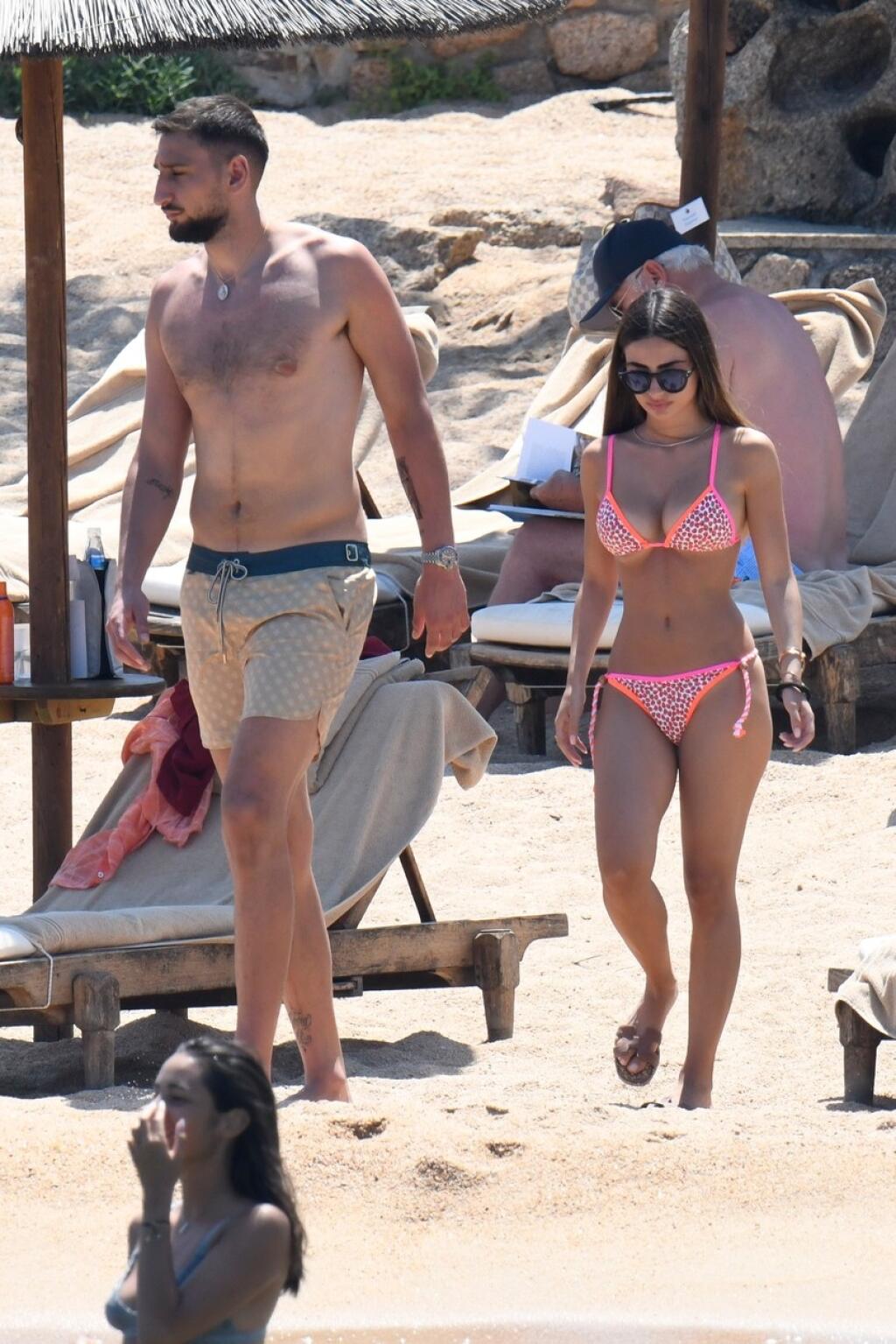 Donnarumma si užíva na dovolenke na Sardínii, spoločnosť mu robí sexi priateľka Alessia.