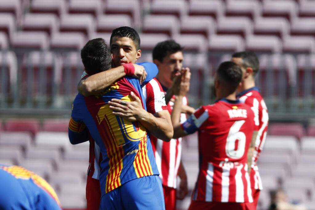 WA 63 Barcelona - Futbalista FC Barcelona Lionel Messi (chrbtom) a hráč Atletica Madrid Luis Suarez sa objímajú pred zápasom 35. kola španielskej La Ligy FC Barcelona - Atletico Madrid v Barcelone 8. mája 2021. FOTO TASR/AP
Barcelona's Lionel Messi hugs Atletico Madrid's Luis Suarez before the Spanish La Liga soccer match between FC Barcelona and Atletico Madrid at the Camp Nou stadium in Barcelona, Spain, Saturday, May 8, 2021. (AP Photo/Joan Monfort)