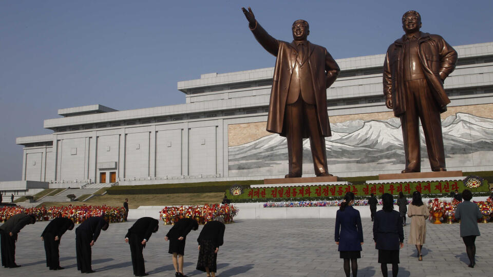 KK11 Pchjongjang - Ľudia sa klaňajú pred sochami zosnulých severokórejských vodcov Kim Ir-sena (vľavo) a Kim Čong-Ila (vpravo) pri príležitosti 108. výročia narodenia Kim Ir-sena v Pchjongjangu 15. apríla 2020. Severná Kórea si v stredu pripomenula 108. narodeniny Kim Ir-sena, zakladateľa Kórejskej ľudovodemokratickej republiky (KĽDR) a starého otca súčasného lídra krajiny Kim Čong-una. FOTO TASR/AP
People bow in front of the bronze statues of late leaders Kim Il Sung and Kim Jong Il on the occ