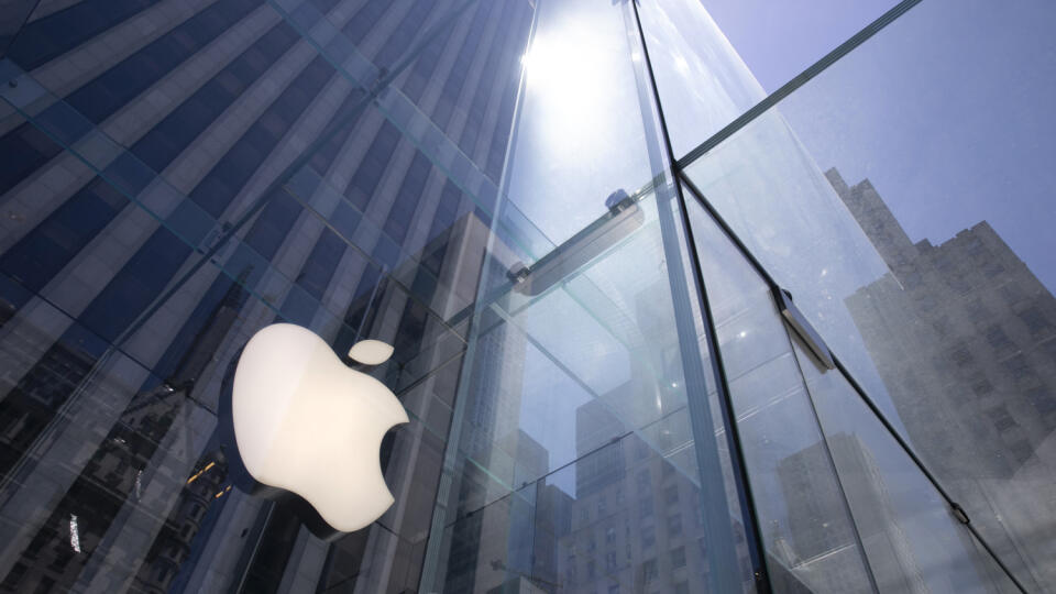 Wa 25 archív New York - Na archívnej snímke zo 16. júna 2020 slnko svieti na predajňu spoločnosti Apple na Piatej avenue, hlavnej ulice v centre Manhattanu v New Yorku. Všeobecný súd Európskej únie dal koncernu Apple a Írsku za pravdu v daňovom spore s Európskou komisiou (EK) v stredu 15. júla 2020. Súd anuloval rozhodnutie EK, podľa ktorého musí Apple v Írsku doplatiť na daniach rekordných 13 miliárd eur. Podľa súdu sa EK nepodarilo dokázať, že daňové dohody Írska s americkým koncernom boli ne
