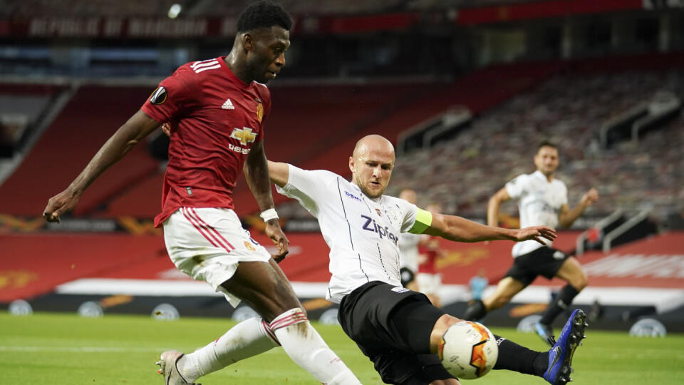 JB 62 Manchester - Hráč Manchesteru United Timothy Fosu-Mensah (vľavo) strieľa na gól cez Gernota Traunera z LASK-u v zápase osemfinálovej odvety Európskej ligy UEFA 2019/2020 Manchester United - LASK Linz v Manchesteri 5. augusta 2020. FOTO TASR/AP
Manchester United's Timothy Fosu-Mensah, left, takes a shot at goal as LASK's Gernot Trauner, right, attempts to block the shot during the Europa League round of 16 second leg soccer match between Manchester United and LASK at Old Trafford in Manche