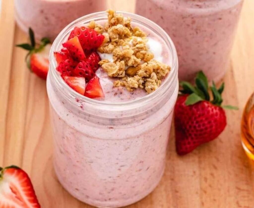 Jahodové smoothie osvieži vždy a zároveň nahradí napríklad raňajky. Ak jahody nemáte, pripravte smoothie s iným ovocím. Chutné je s černicami, malinami či čučoriedkami.