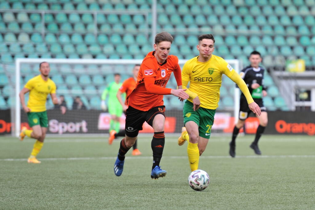 Na snímke vľavo Mário Mrva (Ružomberok) a Dávid Ďuriš (Žilina) počas 22. kola Fortuna ligy MŠK Žilina - MFK Ružomberok 6. marca 2021 v Žiline. FOTO TASR - Erika Ďurčová