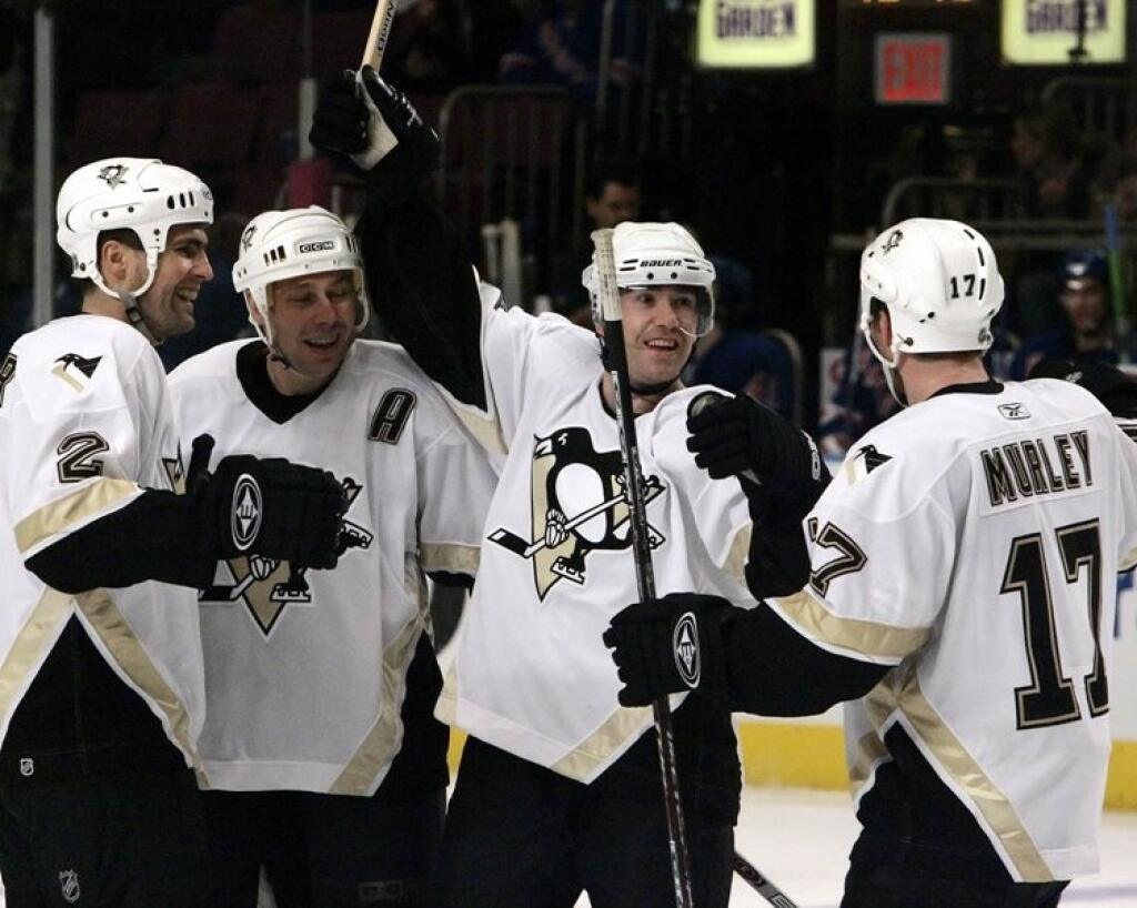Slovenský legionár v drese Pittsburghu Penguins Žigmund Pálffy (druhý zprava) oslavuje gól so svojími spoluhráčmi.