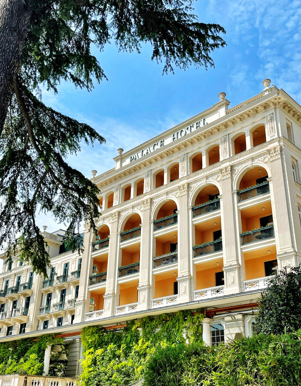 Historický päťhviezdičkový hotel Kempinski Palace je ikonou mesta už od roku 1910.