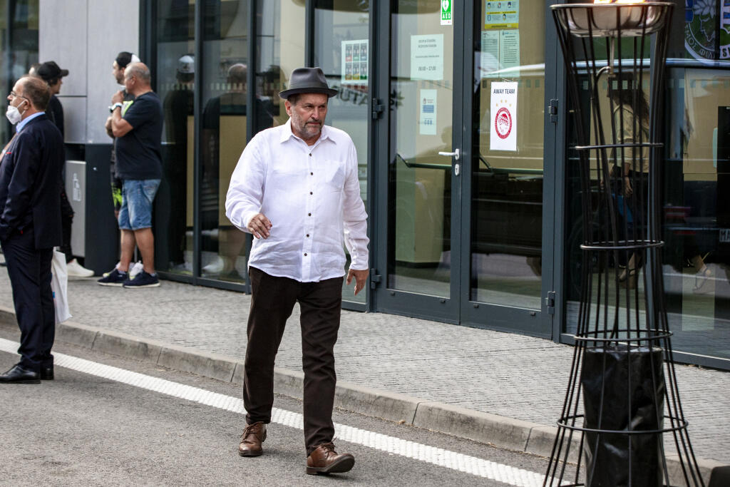Vo VIP-ke sledovali duel Európskej ligy majiteľ Slovana Kmotrík starší, viaceré futbalové legendy, osobnosti zo sveta šoubiznisu. Neprehliadnuteľná