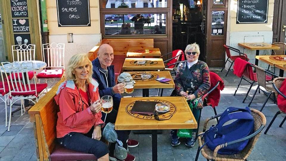 Ramsay ukázal Bratislavu celej rodine, dopriali si aj naše dobroty a pivo. Manželka, ktorá miluje ručné práce, je vpravo v okuliaroch.