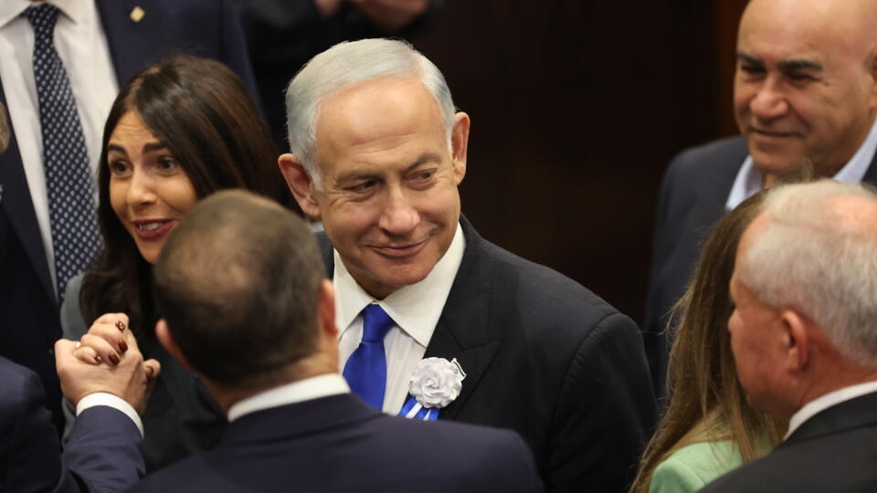 Líder izraelskej strany Likud Benjamin Netanjahu prichádza na prísahu poslancov izraelského parlamentu (Kneset) 15. novembra 2022 v Jeruzaleme.