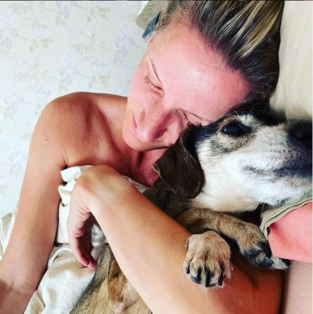 Adela v posteli so svojou milovanou fenkou.
