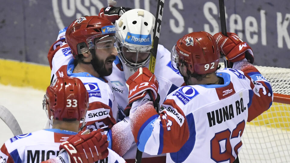 Na snímke radosť hráčov Liptovského Mikuláša po výhre nad Košicami 2:1 v zápase 41. kola hokejovej Tipsport Ligy HC Košice - MHk 32 Liptovský Mikuláš 17. januára 2020 v Košiciach. FOTO TASR – František Iván