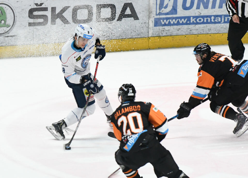 Na snímke zľava Daniil Fominych z Nitry, Peter Galamboš a Sameli Ventela (obaja (Michalovce) v zápase 15. kola Tipsport Ligy v hokeji HK Nitra - HK Dukla Ingema Michalovce 22. októbra 2019 v Nitre. FOTO TASR - Henrich Mišovič