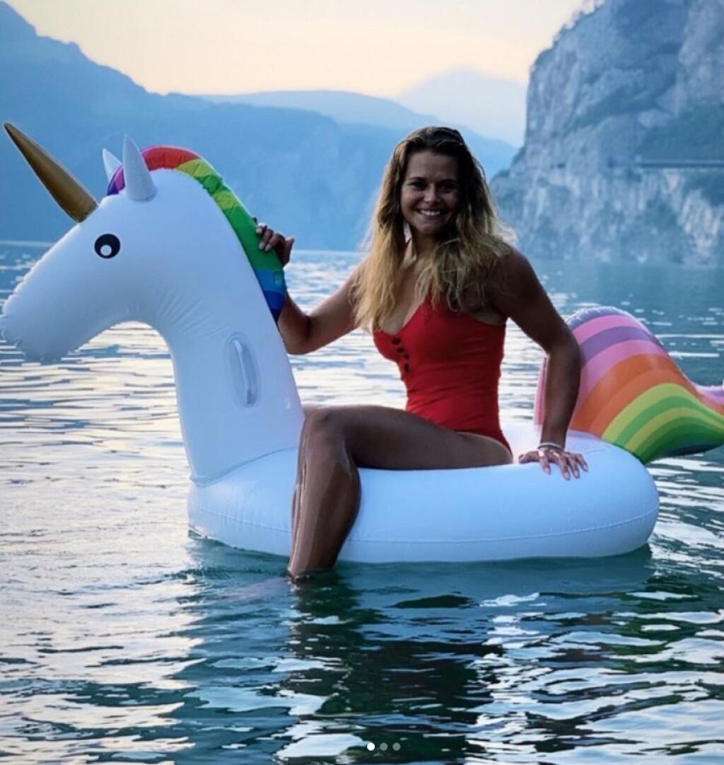 Fanúšikovia sa pri pohľade na Corinne Suterovú v plavkách aj zapotia.