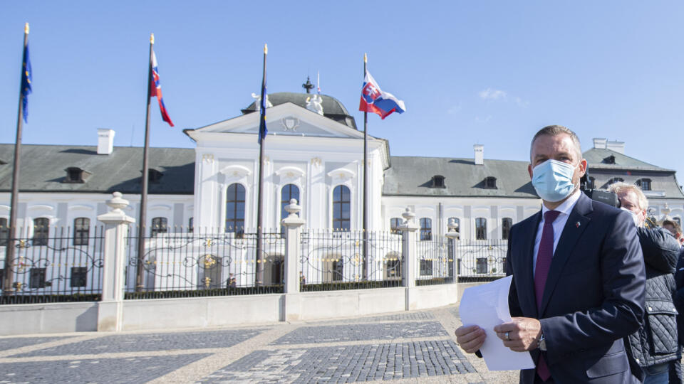 Na snímke predseda strany Hlas-SD Peter Pellegrini prichádza na brífingu s novinármi pred Prezidentský palác na tému "Referendum za predčasné voľby" 3. máj 2021 v Bratislave. FOTO TASR - Martin Baumann