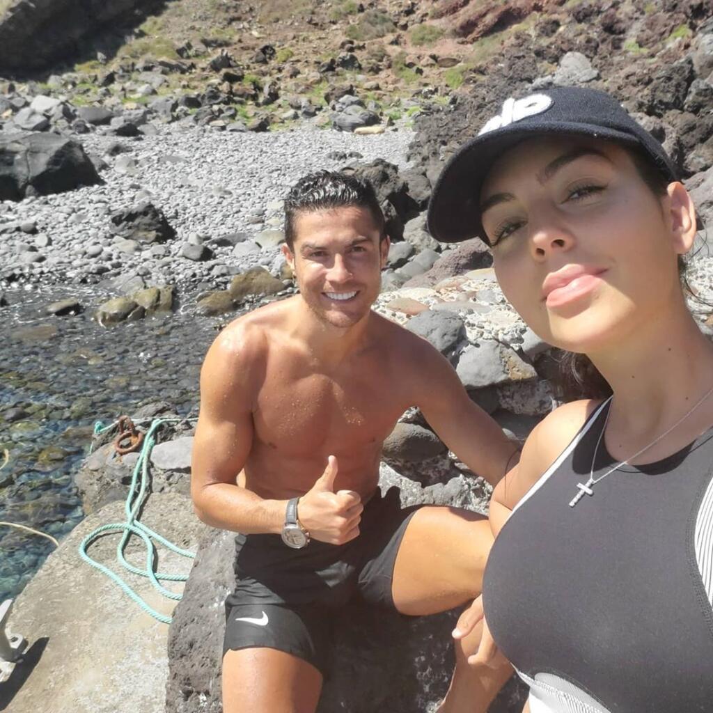 Keďže futbalové tréningy v posledných dvoch mesiacoch neprichádzali do úvahy, Ronaldo sa aj s Georginou udržiaval vo forme, napríklad, turistikou.