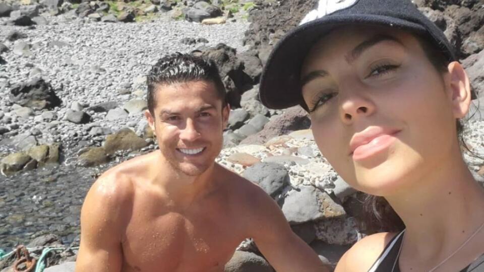 Keďže futbalové tréningy v posledných dvoch mesiacoch neprichádzali do úvahy, Ronaldo sa aj s Georginou udržiaval vo forme, napríklad, turistikou.