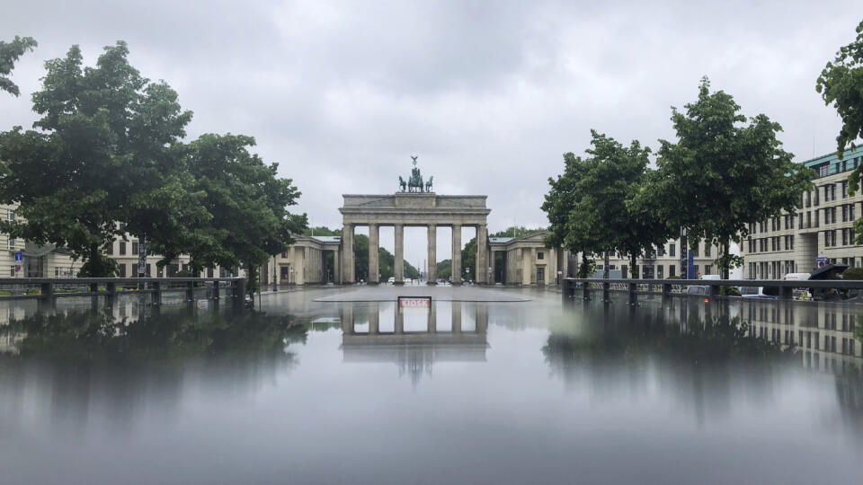 EBE 36 Berlín - Brandenburská brána sa odráža vo veľkej kaluži po silnom daždi v Berlíne v Nemecku 11. mája 2020. FOTO TASR/AP
The Brandenburg Gate is reflected in a puddle after rainfall in Berlin, Germany, Monday, May 11, 2020. (Joerg Carstensen/dpa via AP)